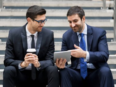 Açık havada konuşurken iki iş adamları