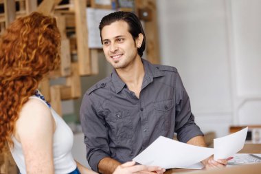 Ofiste genç adam portresi