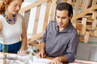 Ofisteki iki genç mimar