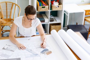 Genç kadın mimar ofis