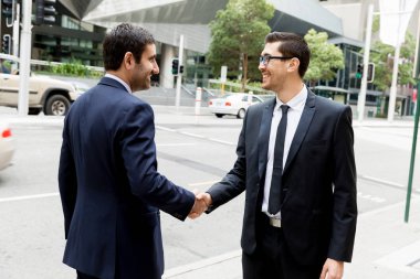 onların el sıkışan iki iş adamları