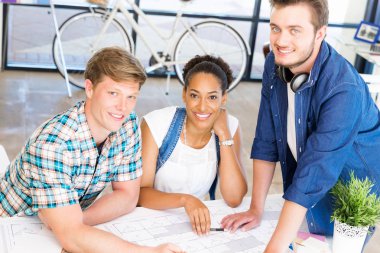 Genç Ofis çalışanları veya bir takım olarak öğrenciler