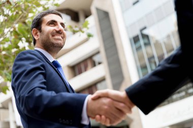 onların el sıkışan iki iş adamları