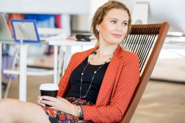 Görevdeki genç bayan.