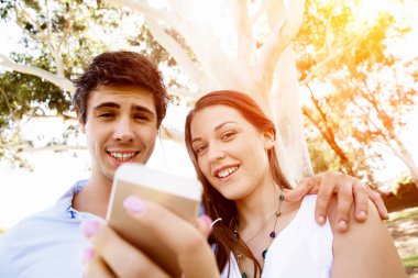 Parktaki genç çift.