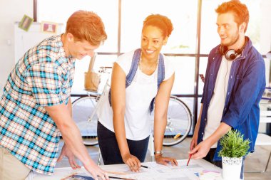 Genç Ofis çalışanları veya bir takım olarak öğrenciler