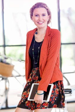 Görevdeki genç bayan.