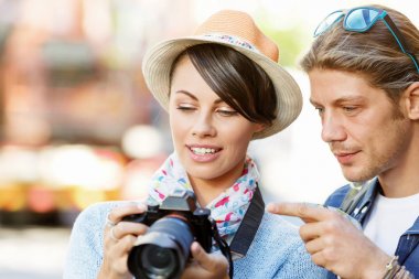 Gülümseyen çift kamera ile