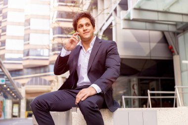 Açık havada kendinden emin bir iş adamının portresi.