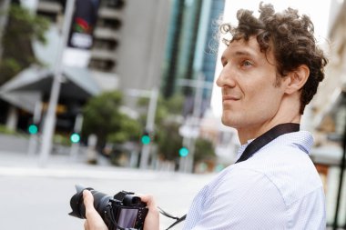 Erkek fotoğrafçı alarak resim