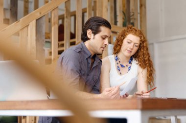 İki genç insan Office