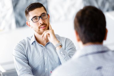 Ofiste iki yakışıklı işadamı var.