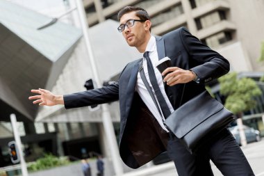 Genç İşadamları için bir taksi yağıyor