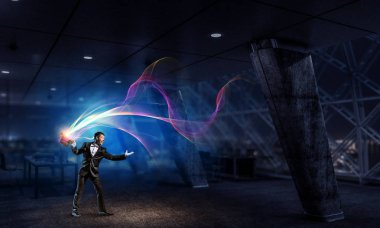 Sihirli gösteren iş adamı. Karışık teknik