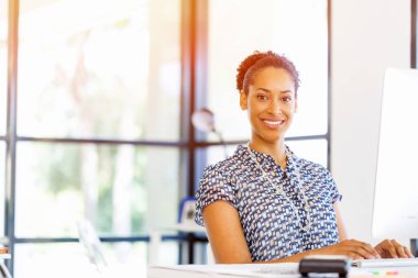 Afro-Amerikan ofis çalışanı iş içinde gülümseyen portresi