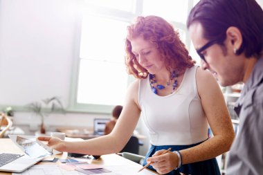 Ofisteki iki genç mimar