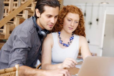 Ofiste iki genç tasarımcılar