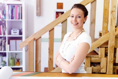 Görevdeki genç bayan.