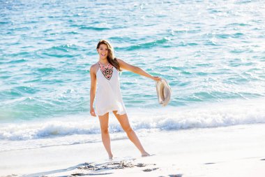 Kumsalda Yürüyen Genç Kadın