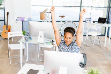 Afro-Amerikan ofis çalışanı iş kollarını dayanabiliyor içinde gülümseyen portresi