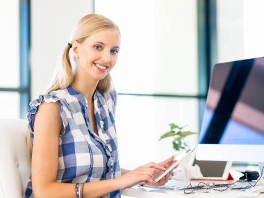 Genç bayan ofiste çalışıyor.