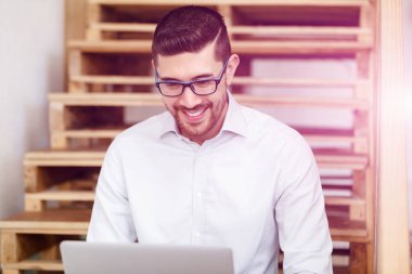 Office merdivenlerde oturan genç adam portresi