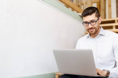 Office merdivenlerde oturan genç adam portresi