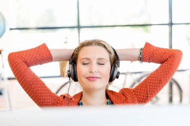 Kulaklıklar ile ofiste genç kadın