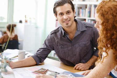 Ofisteki iki genç mimar