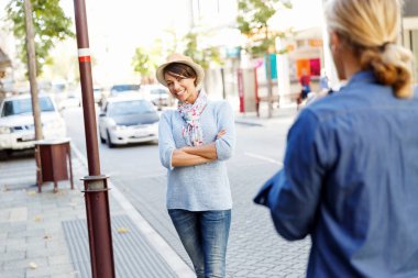 Gülümseyen çift kamera ile
