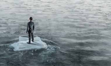 Sörf denizde yüzen buz kütlesi. Karışık teknik