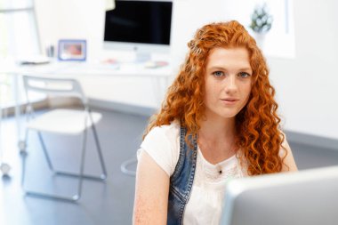 Yaratıcı iş kadını ofiste