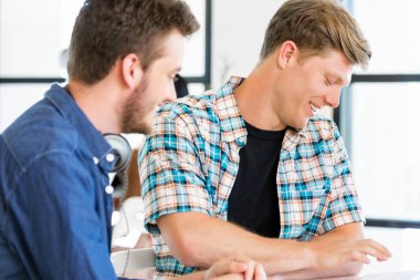 Genç Ofis çalışanları tartışıyor