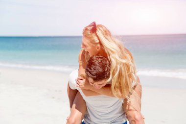 Sırtında kız arkadaşı taşıyan bir adamın portresi.