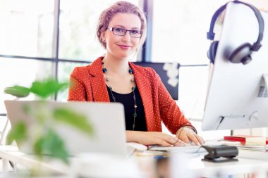 Görevdeki genç bayan.