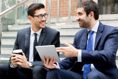 Açık havada konuşurken iki iş adamları