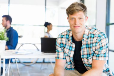 Oturma ve kamera Office bakarak genç adam