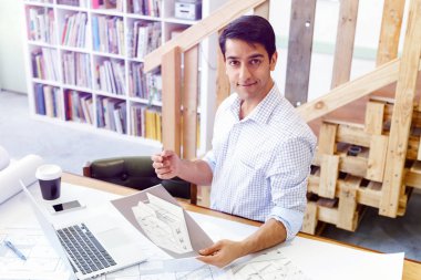 Genç adam mimar ofis