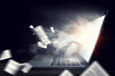 Masa üstünde parlayan laptop. Karışık teknik