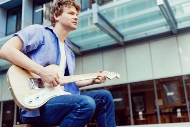 Gitar City ile genç müzisyen