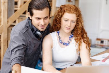 Ofiste iki genç tasarımcılar