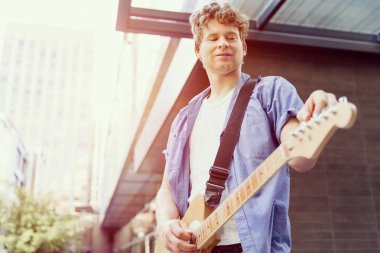 Gitar City ile genç müzisyen