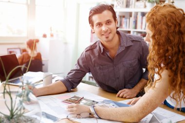 Ofisteki iki genç mimar