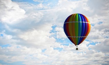Aerostat gün gökyüzünde yüzen. Karışık teknik