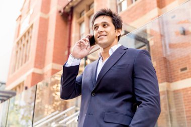 Açık havada kendinden emin bir iş adamının portresi.