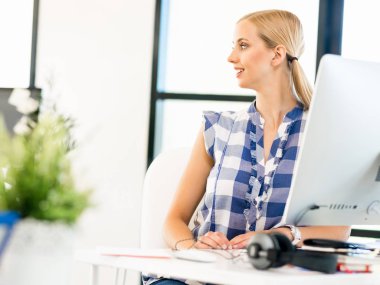 Genç bayan ofiste çalışıyor.