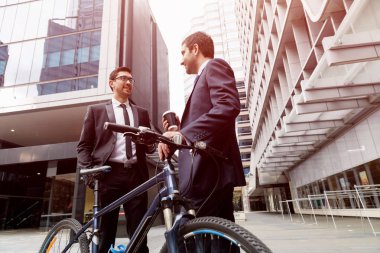 Bisikletli genç işadamları