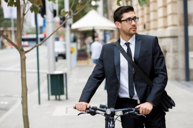 Bisikletli genç işadamları