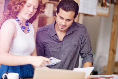 İki genç insan Office