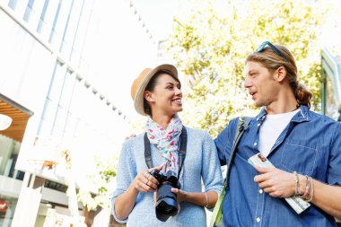 Gülümseyen çift kamera ile